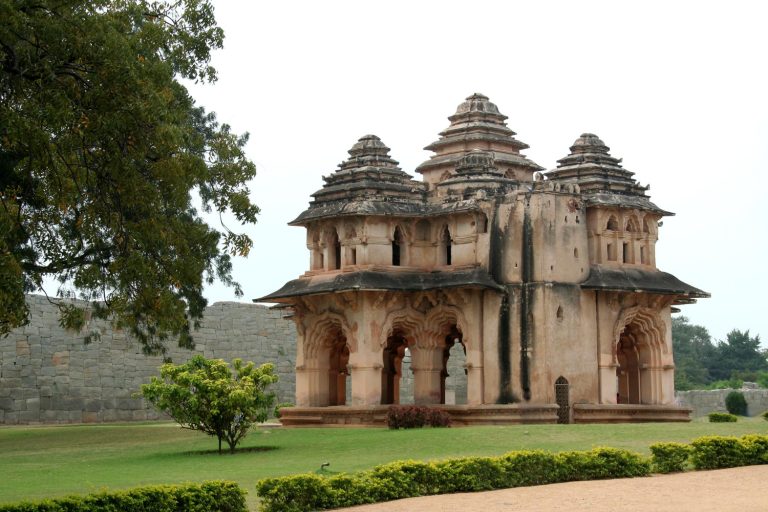 कर्नाटक के प्रसिद्ध मंदिर: एक आध्यात्मिक और स्थापत्य यात्रा